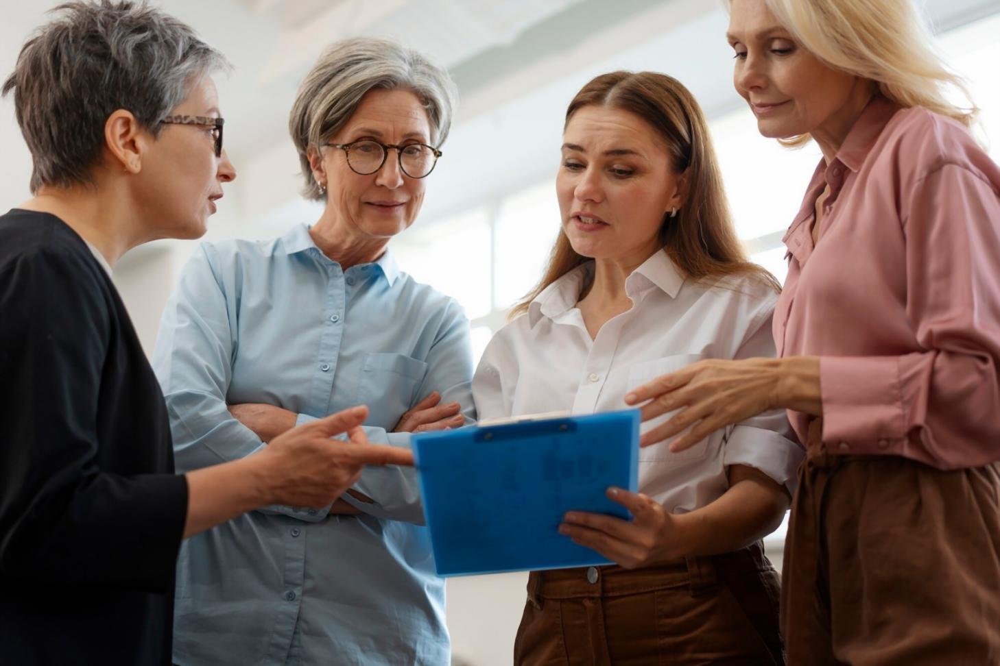 Entrepreneur concentré analysant des données financières dans un bureau moderne